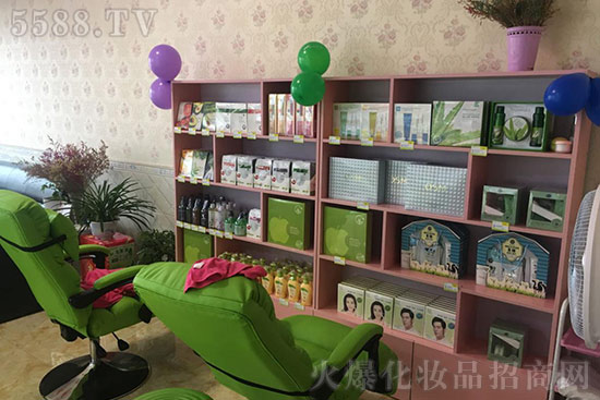 開(kāi)進(jìn)口化妝品店,加盟小資生活美妝讓你無(wú)憂開(kāi)店 開(kāi)進(jìn)口化妝品店,加盟小資生活美妝讓你無(wú)憂開(kāi)店