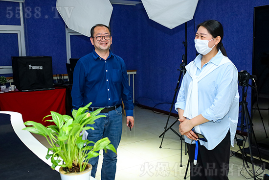 熱烈歡迎河南藝娜李總蒞臨火爆網(wǎng)參觀洽談 熱烈歡迎河南藝娜李總蒞臨火爆網(wǎng)參觀洽談