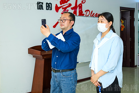 熱烈歡迎河南藝娜李總蒞臨火爆網(wǎng)參觀洽談 熱烈歡迎河南藝娜李總蒞臨火爆網(wǎng)參觀洽談